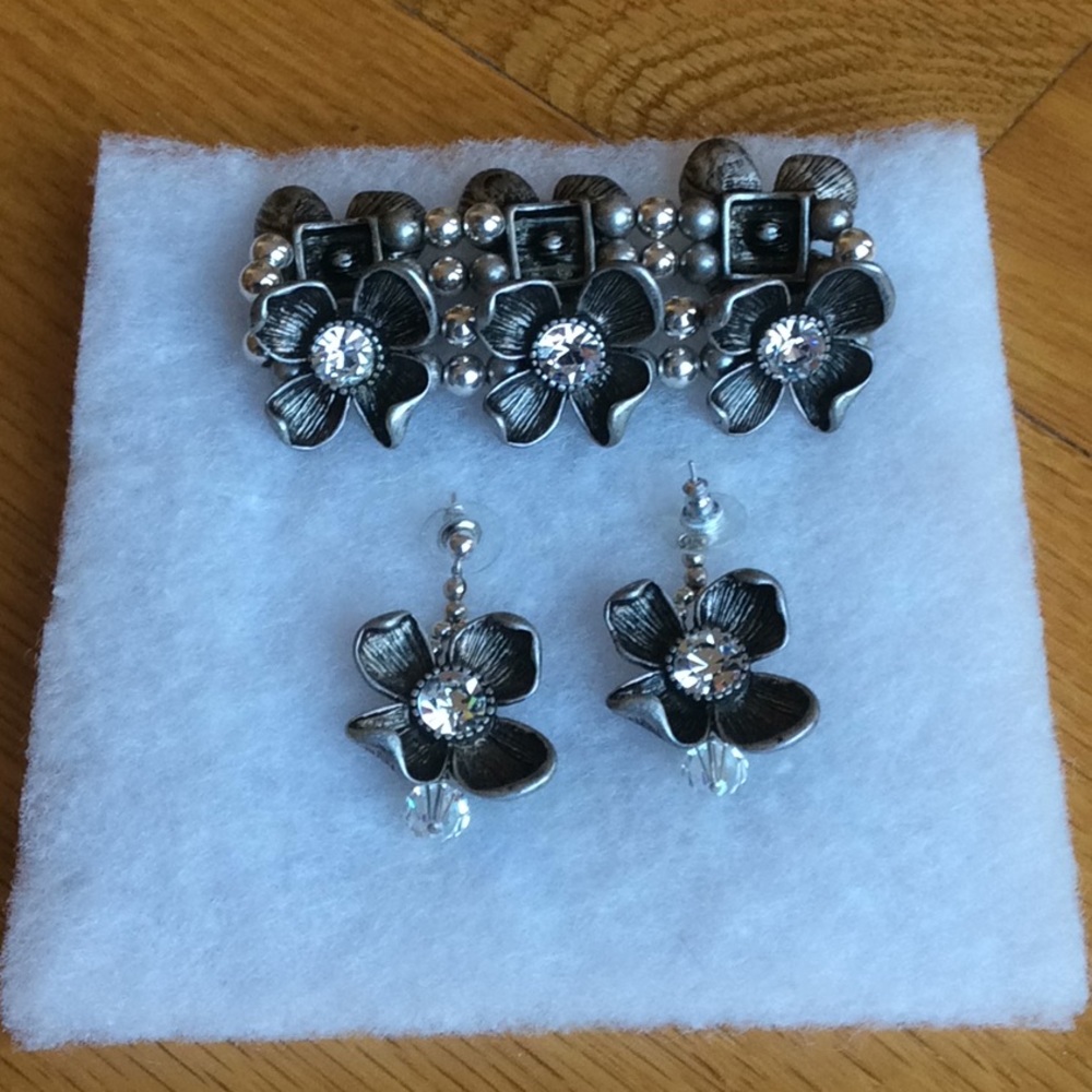 Silver and crystal earrings & bracelet set!  EUC!